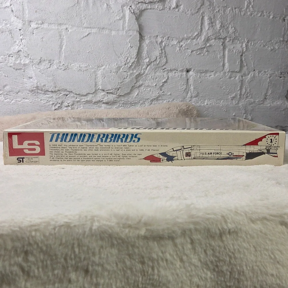LS Thunderbirds USA F4E Phantom II‎ Plastic Model Kit 1 144 Scale Display Stand